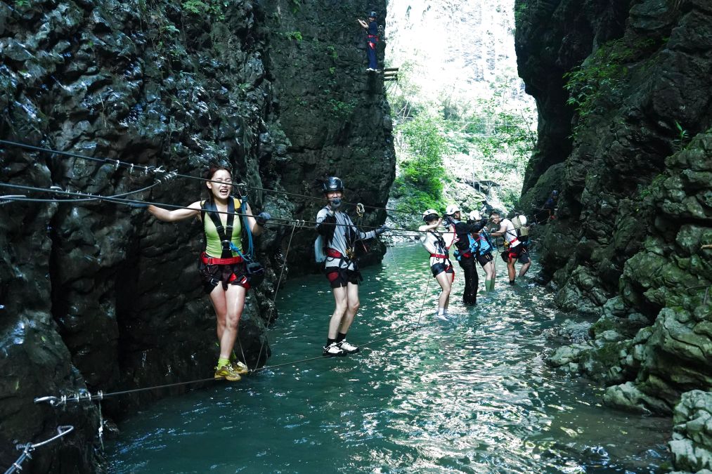 扎进溪水过盛夏 解锁“清凉经济”新节奏