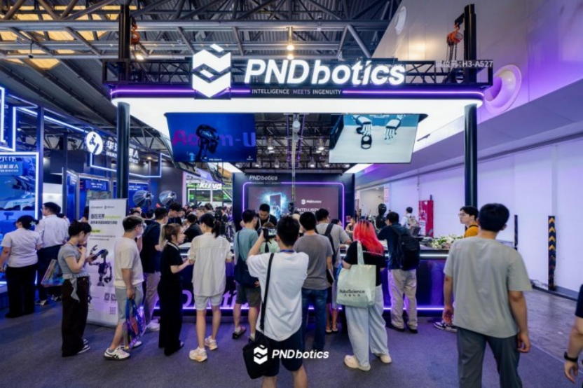PNDbotics亮相WAIC 2026:全尺寸人形机器人首秀“走楼梯”,双模型同台验证具身智能新生态
